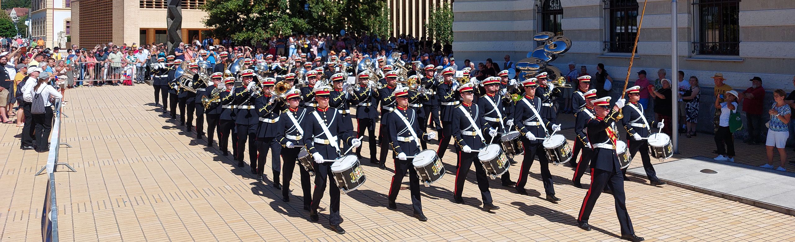 Show- & Marchingband Juliana tijdens een Streetparade in Liechtenstein